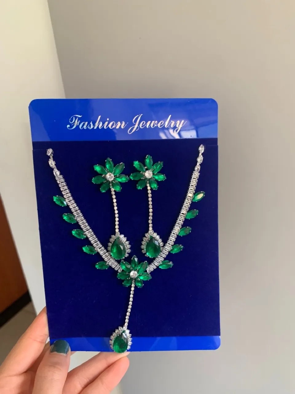 Conjunto de colar e brincos com pedras verdes
