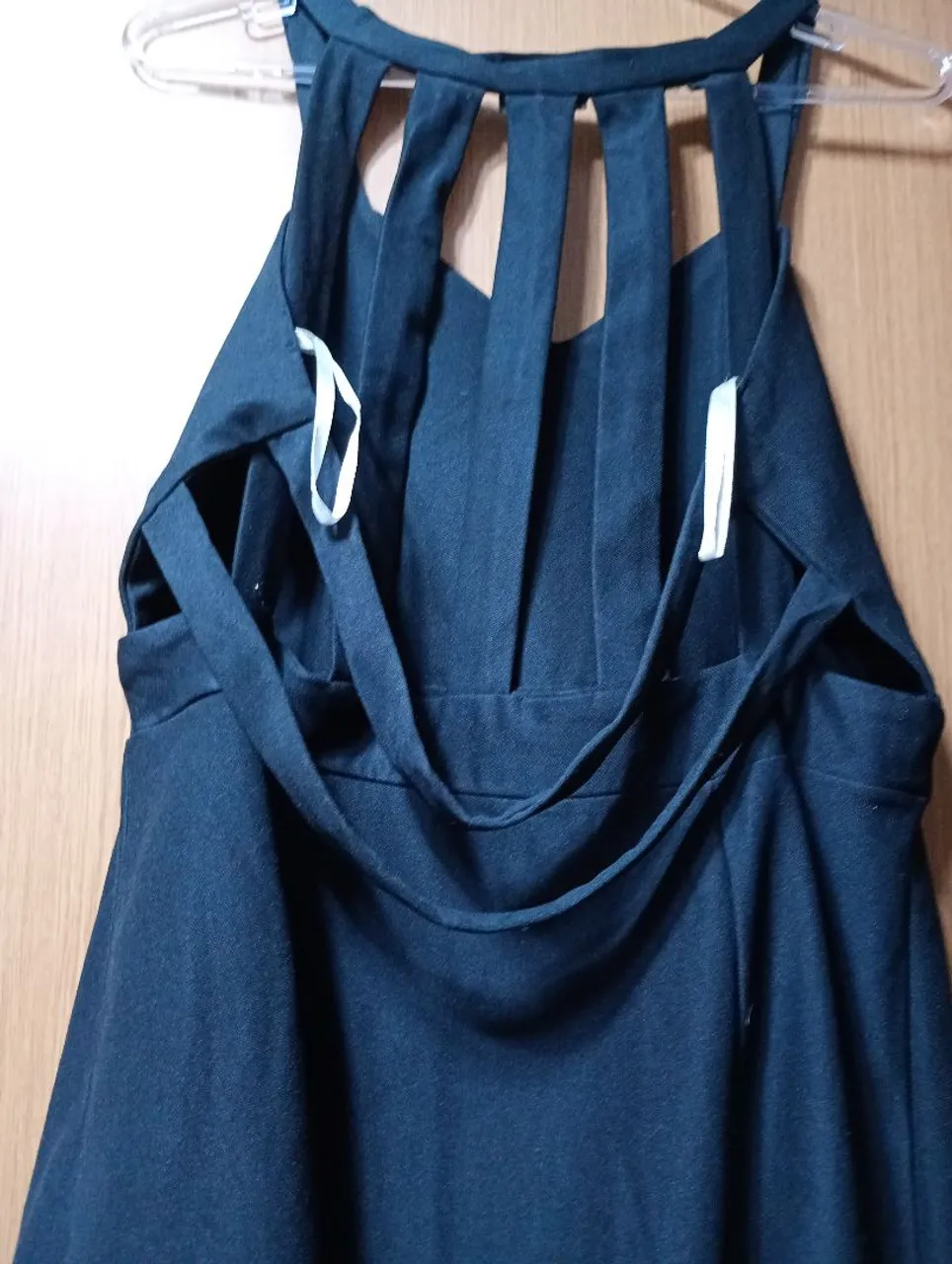 Vestido Preto com Detalhes em Tiras