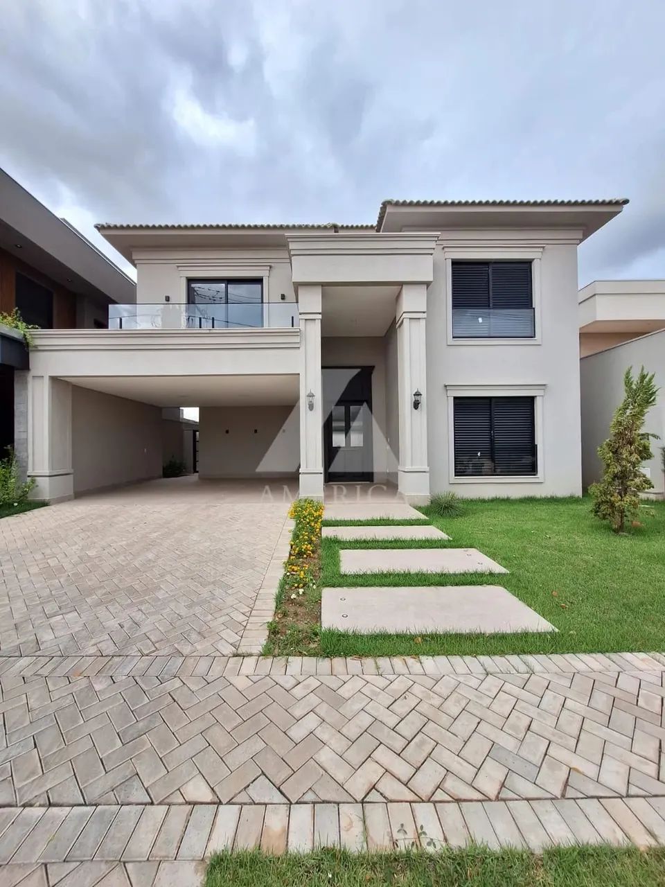 Vendo Sobrado no Florais Itália - 04 suítes - 379 m²