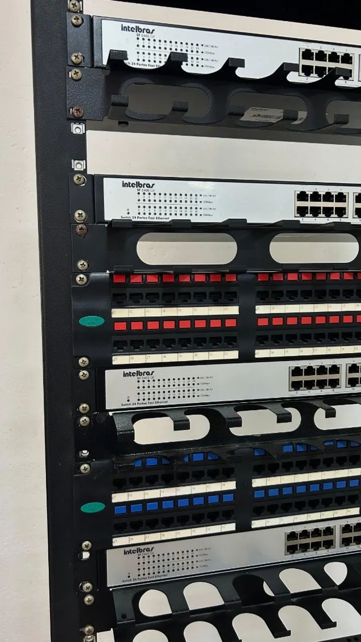 Rack Furukawa com organizador de cabos e switch Intelbras - Foto 4