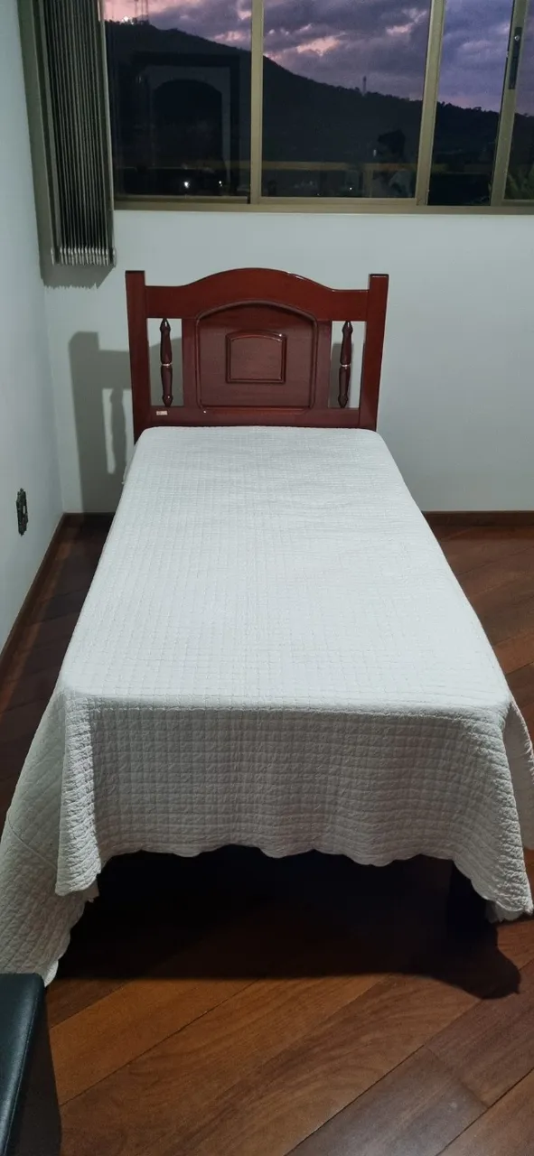Cama de solteiro maciça madeira Mogno 1,90m comprimento x 0,90m largura com colção Líder.