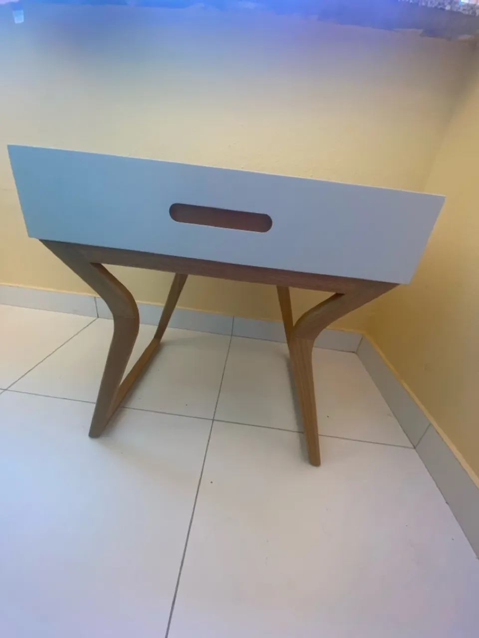 Mesa Cabeceira de Cama - Moderna e Elegante