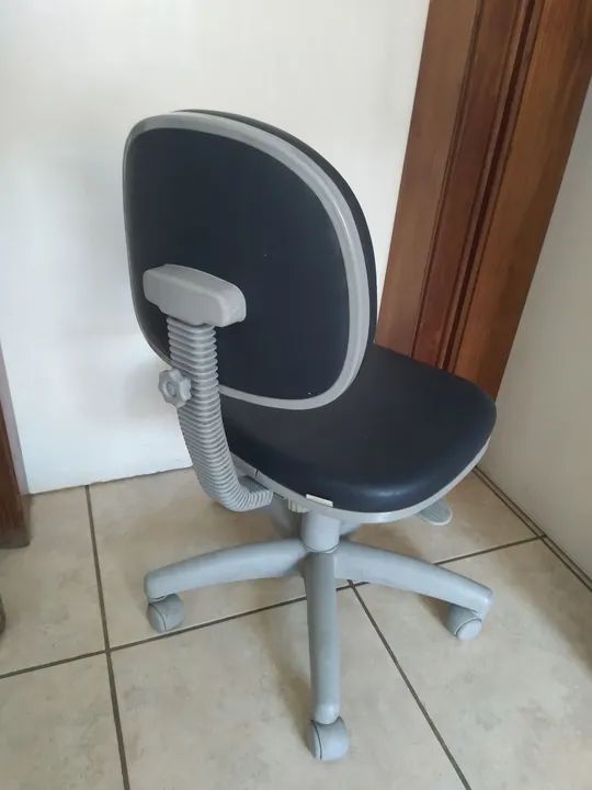 Cadeira giratória sobe altura banco couro - Foto 4