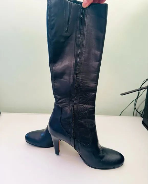 Bota de cano alto preta em couro