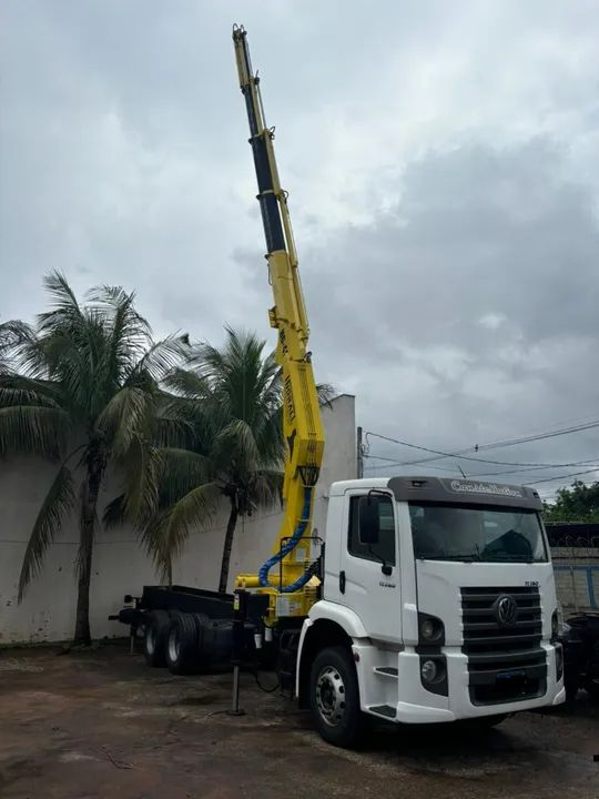 VW17280, 2014, automático, equipado com guindaste marca Hidrall - Foto 4