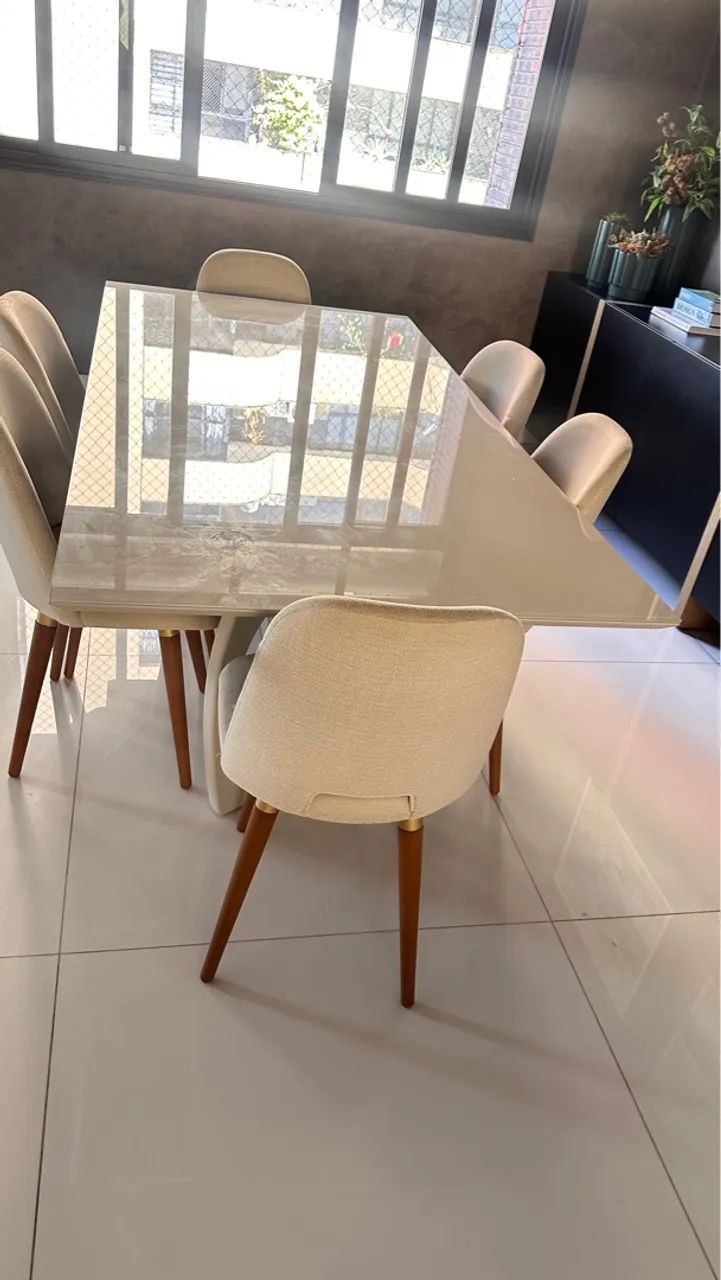 Mesa em Laka com 06 cadeiras giratórias