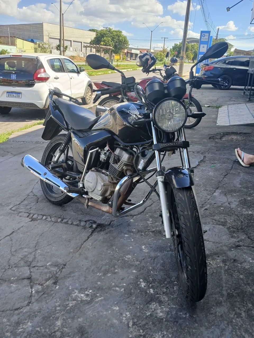 Vendo fan 125 ks ano 2013 completa detalhe, detalhe de uso motor feito a 3 meses completo.