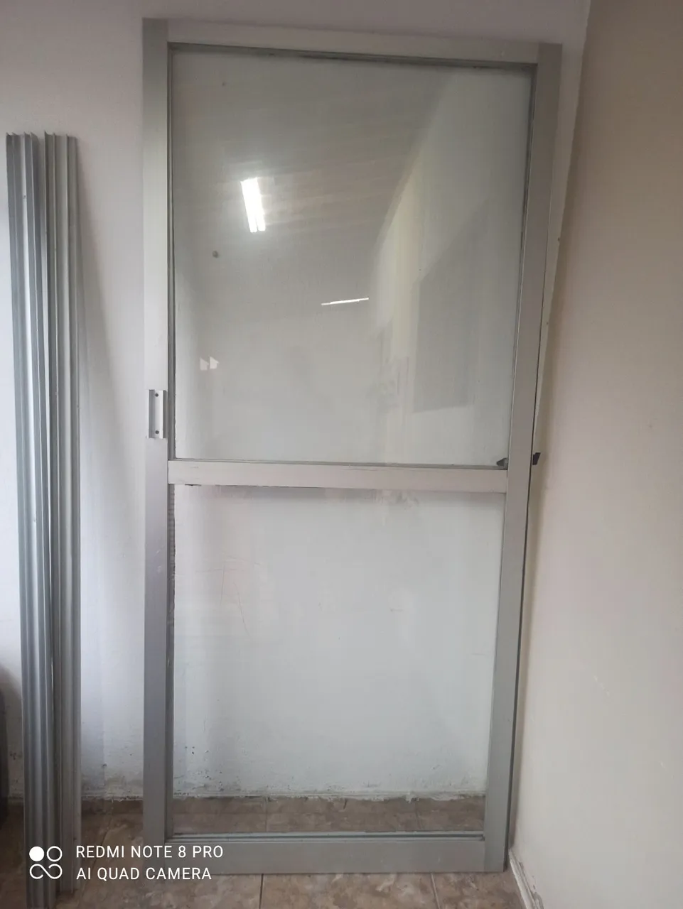 Porta de vidro com estrutura de alumínio