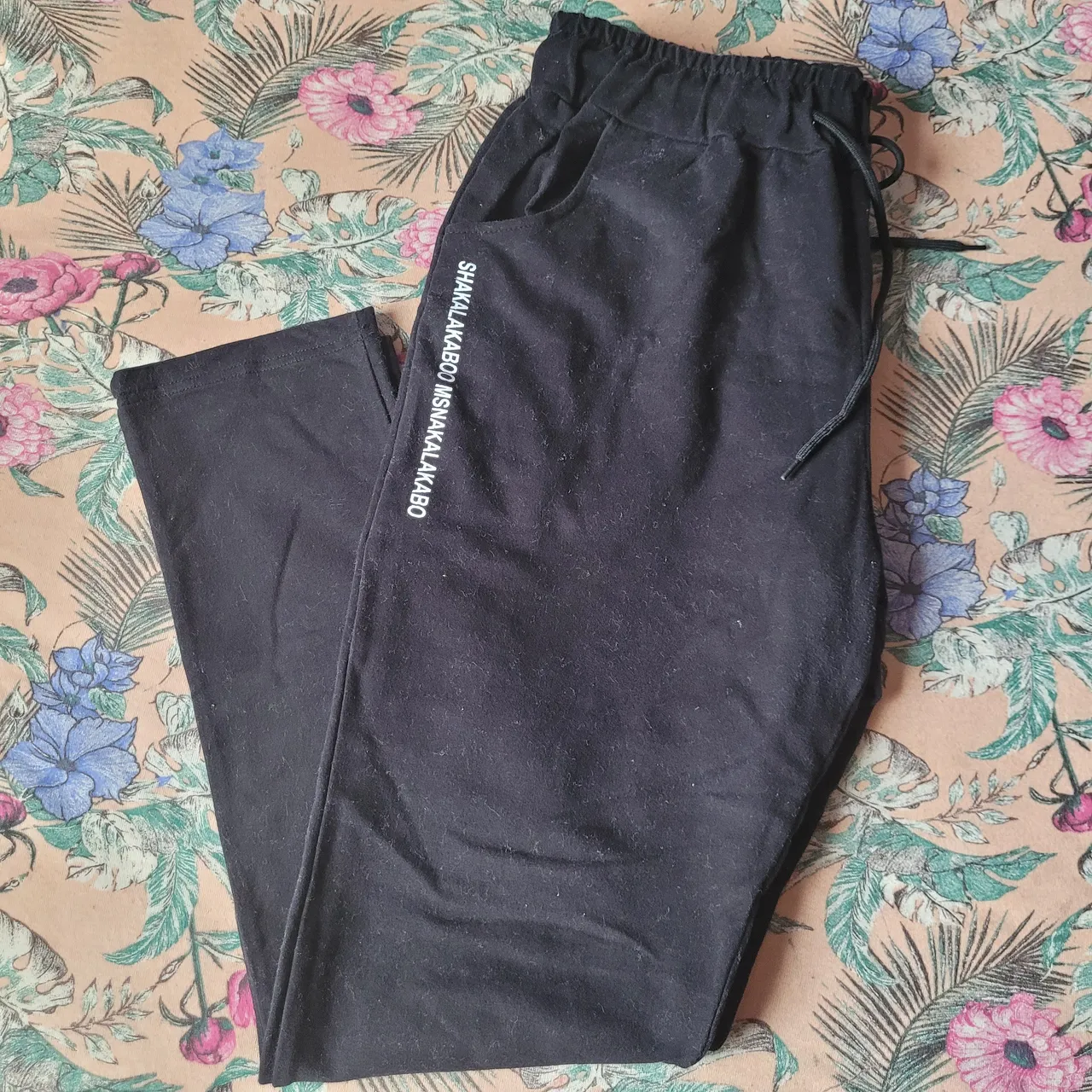 Calça preta com estampa