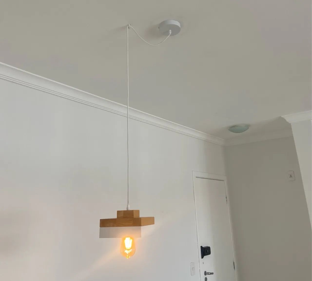 Luminária Pendente de Madeira e Branco