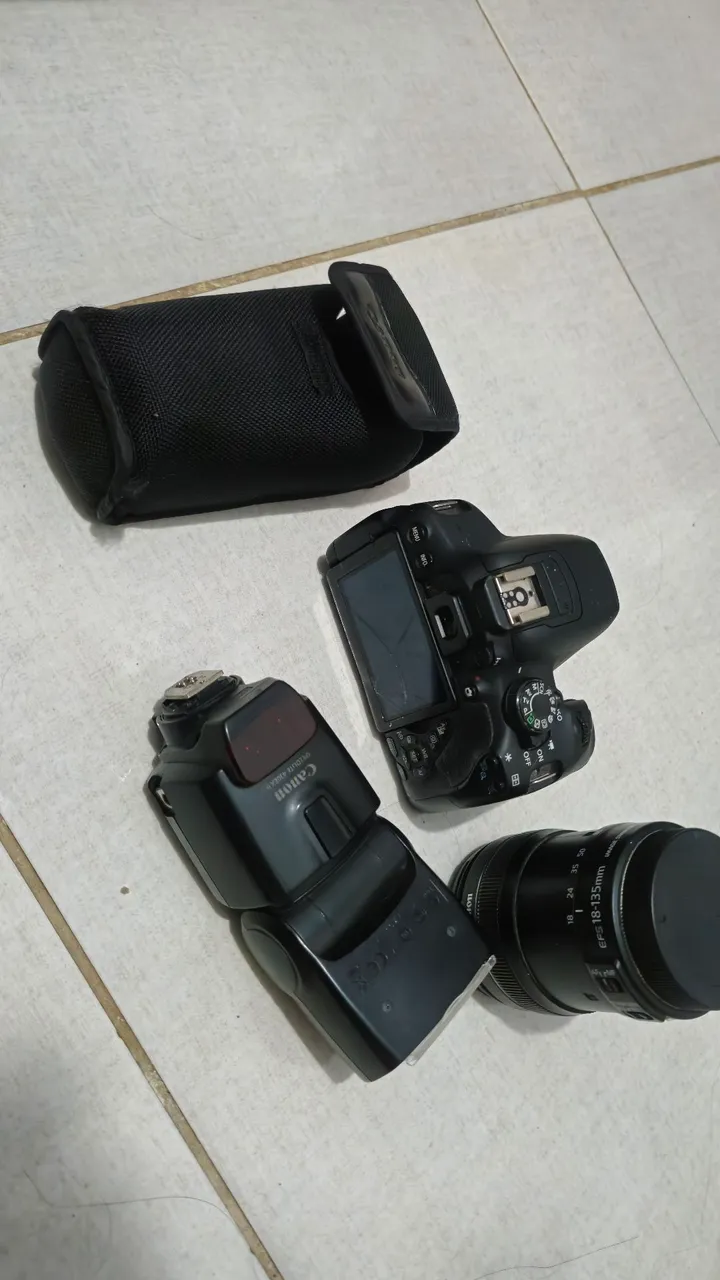Câmera Canon com lente e flash
