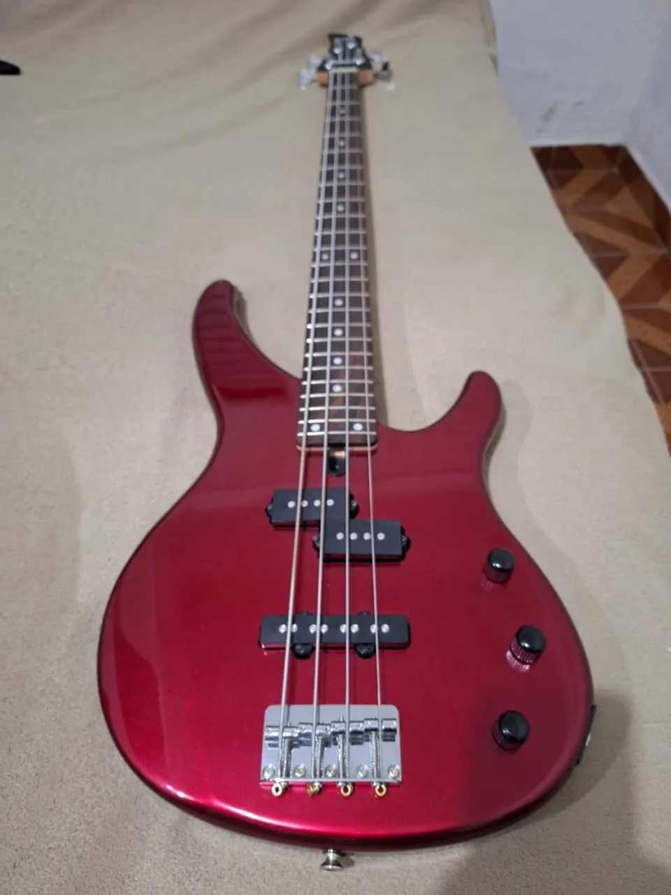 Vendo contrabaixo Yamaha TRBX174