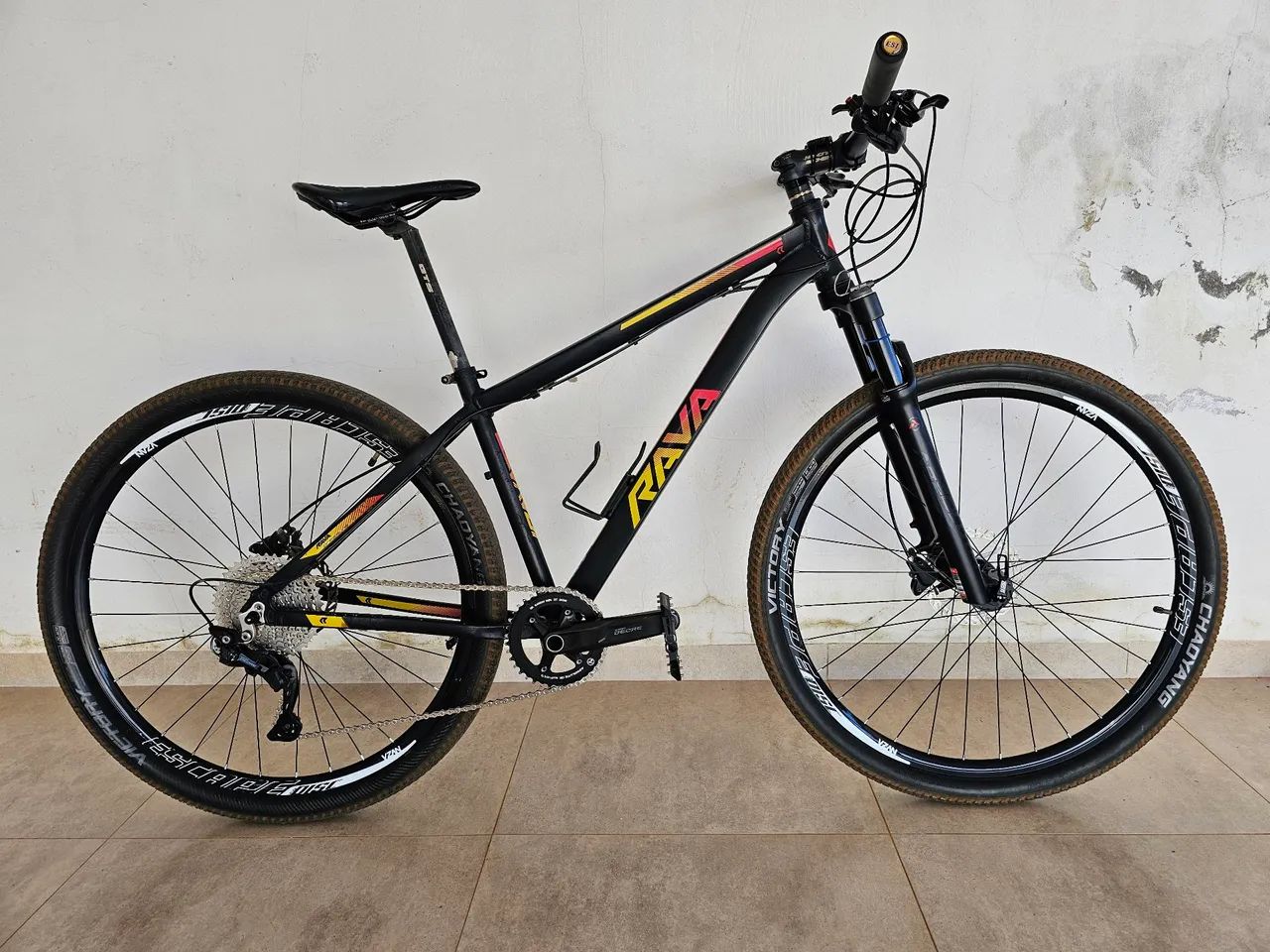 Bicicleta mtb aro 29 10v com freio hidráulico shimano com suspensao a ar