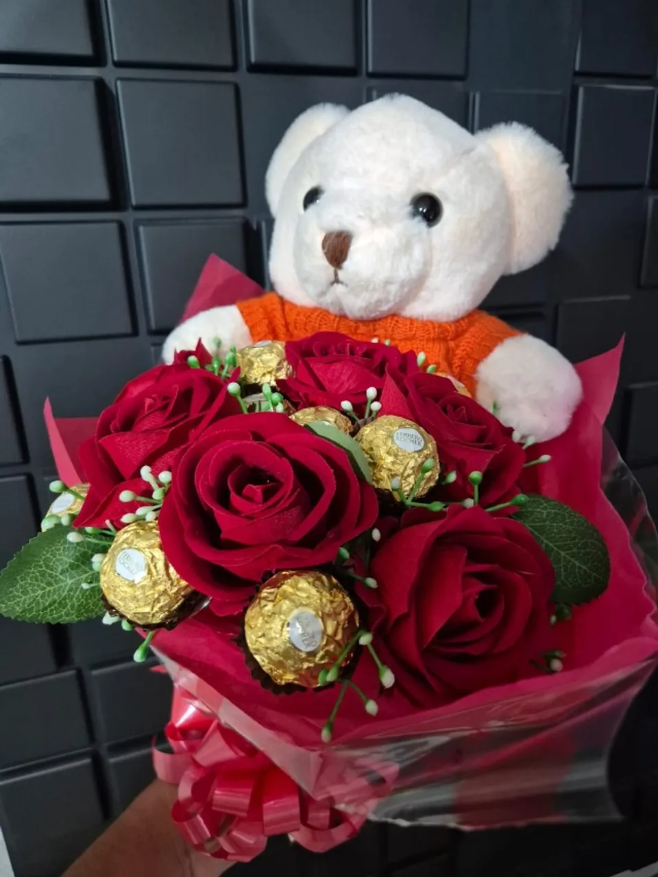 Buquê flores, ursinho e chocolates
