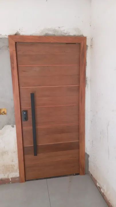 Porta pivotante completa e instalada 