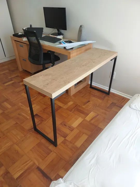 Mesa de Escritório | Madeira com Base em Metal