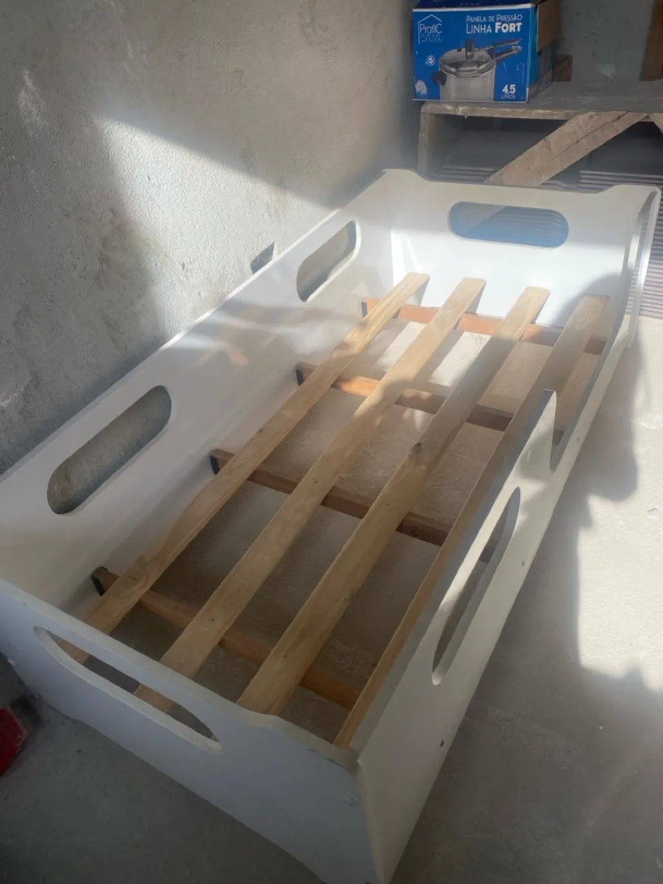 Cama Infantil Branca com Estrado de Madeira
