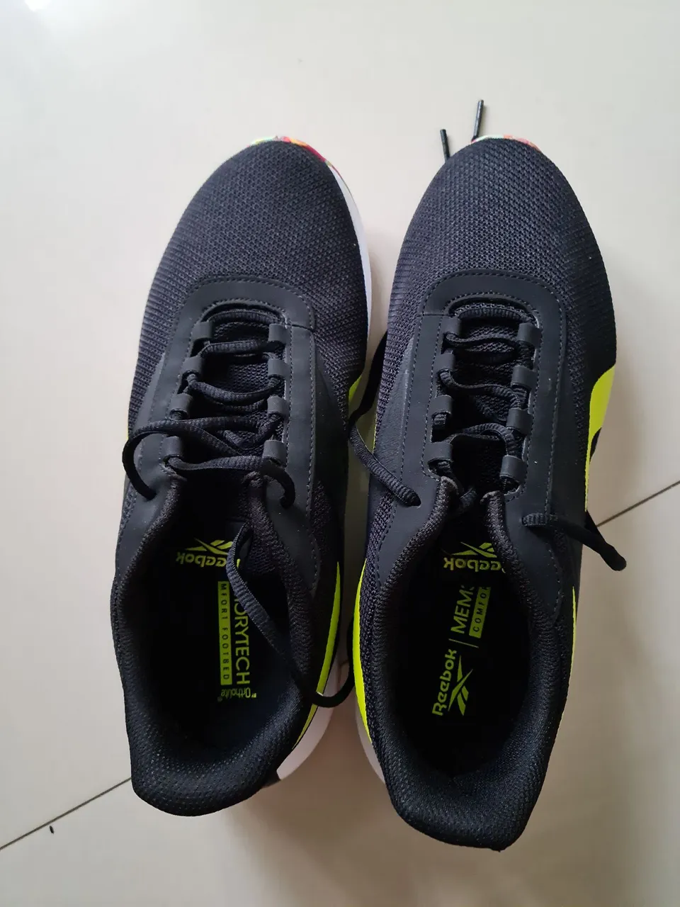 Tênis Reebok Masculino - Preto com Detalhes em Amarelo