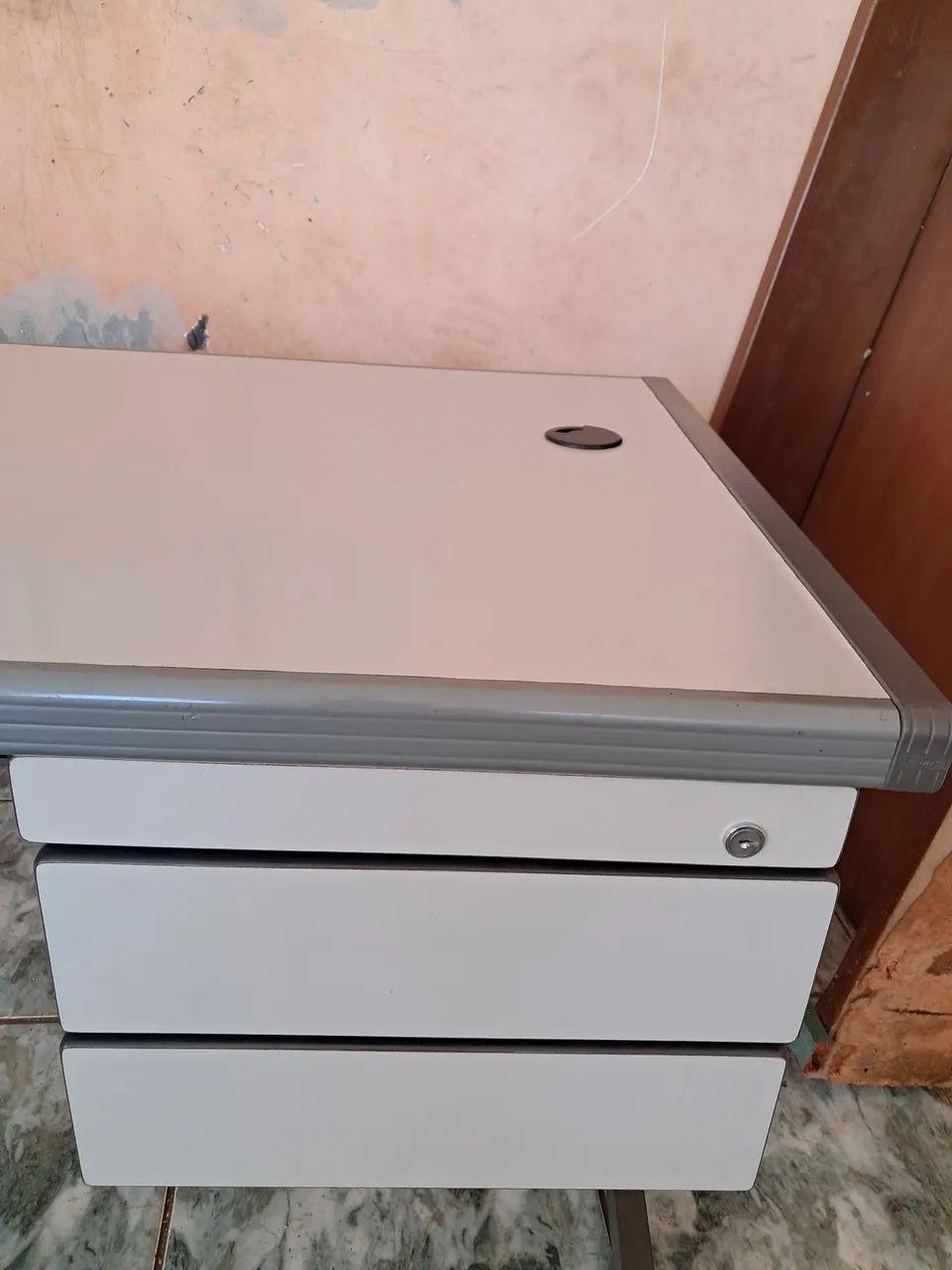 Mesa de escritório com gavetas - Foto 3