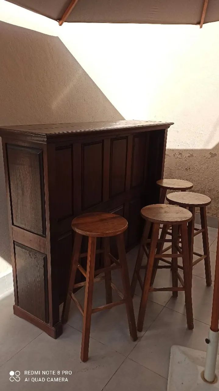 Barzinho de madeira com banquetas. - Foto 4