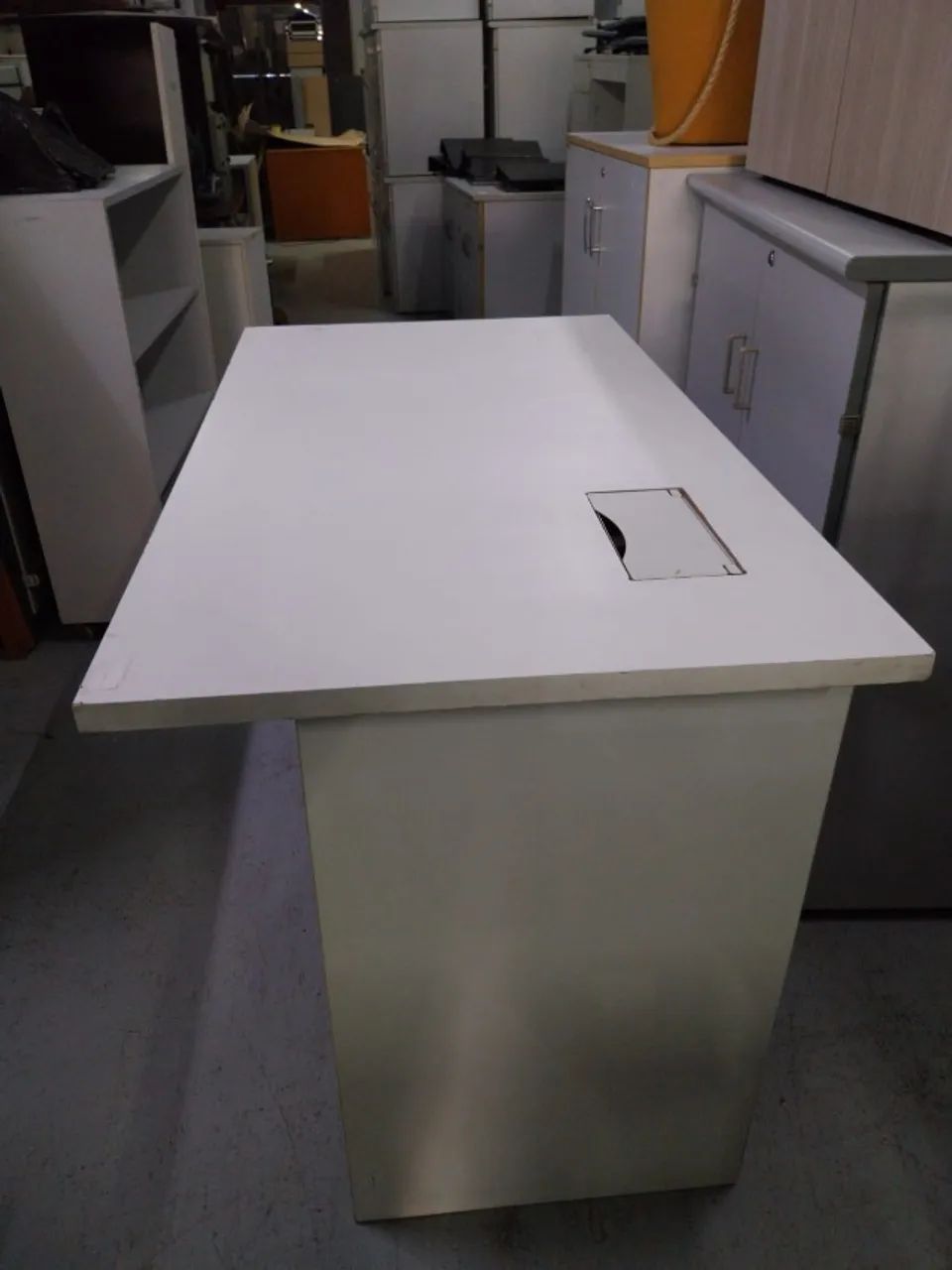 Mesa de Escritório Alta Branca com Caixa de Tomada - Foto 3