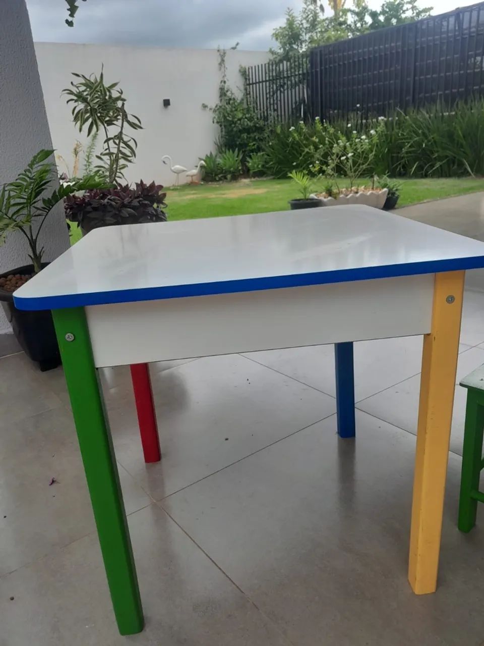 Mesa infantil colorida