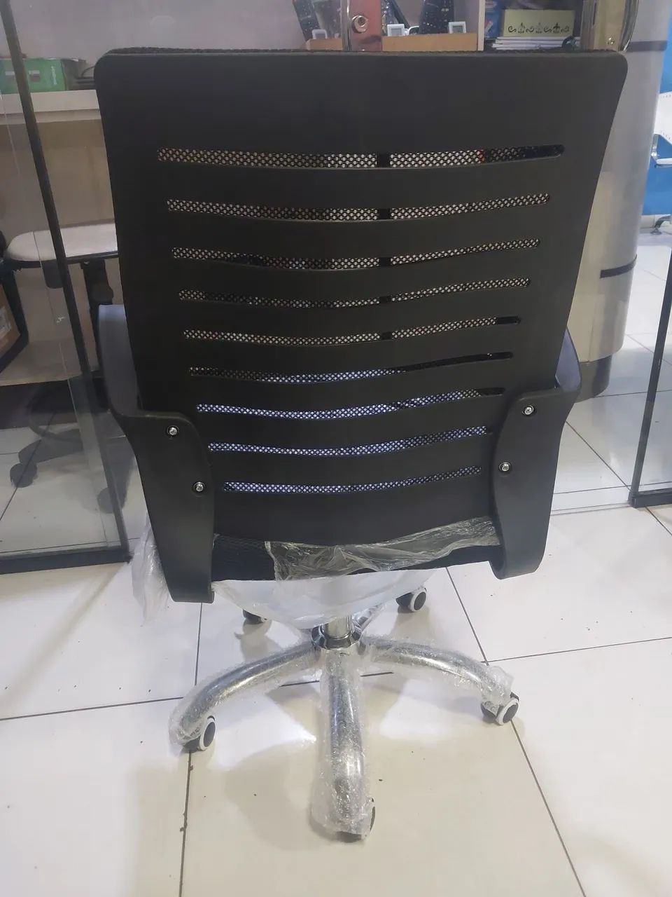 Cadeira de Escritório Giratória com Rodinhas - Foto 3