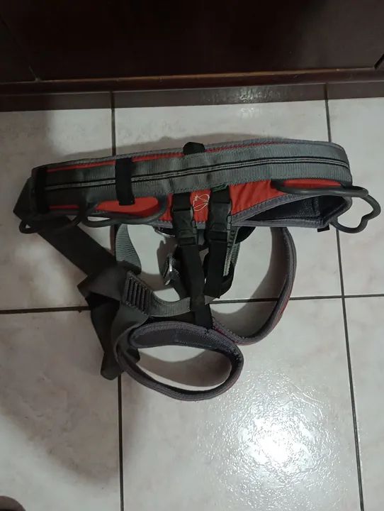 Kit de segurança para escalada e rappel.