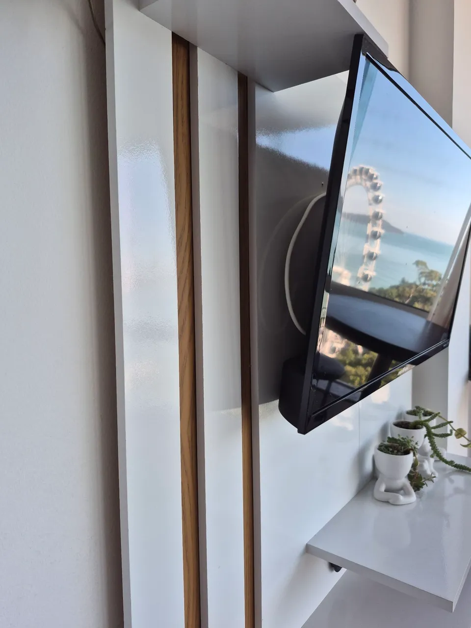Painel de TV Moderno com Prateleira e Detalhes em Madeira