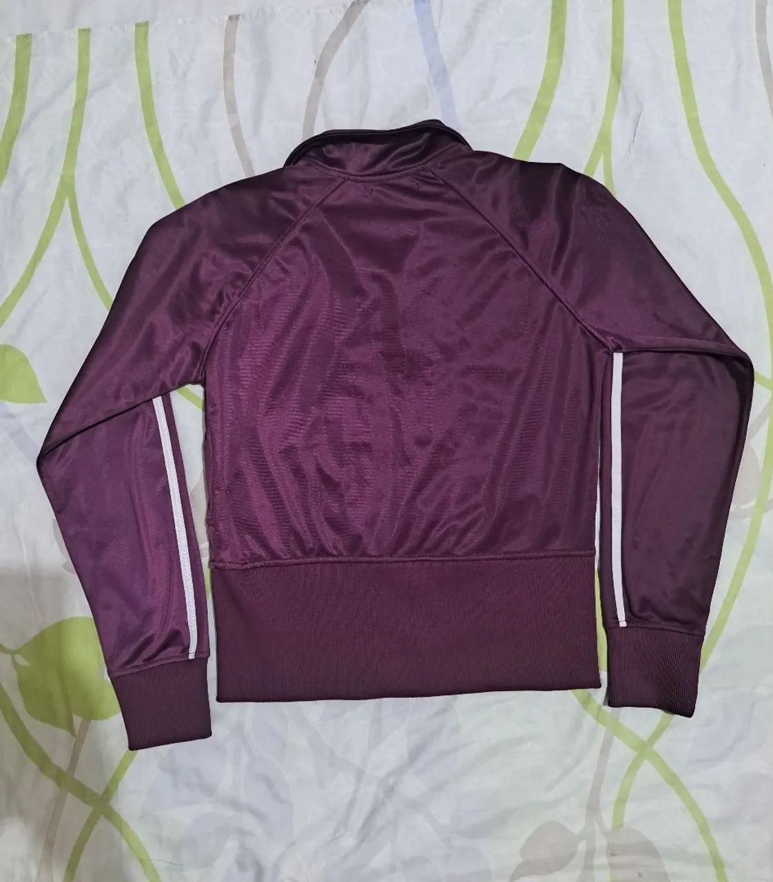 Blusa roxa com detalhes brancos - Foto 4