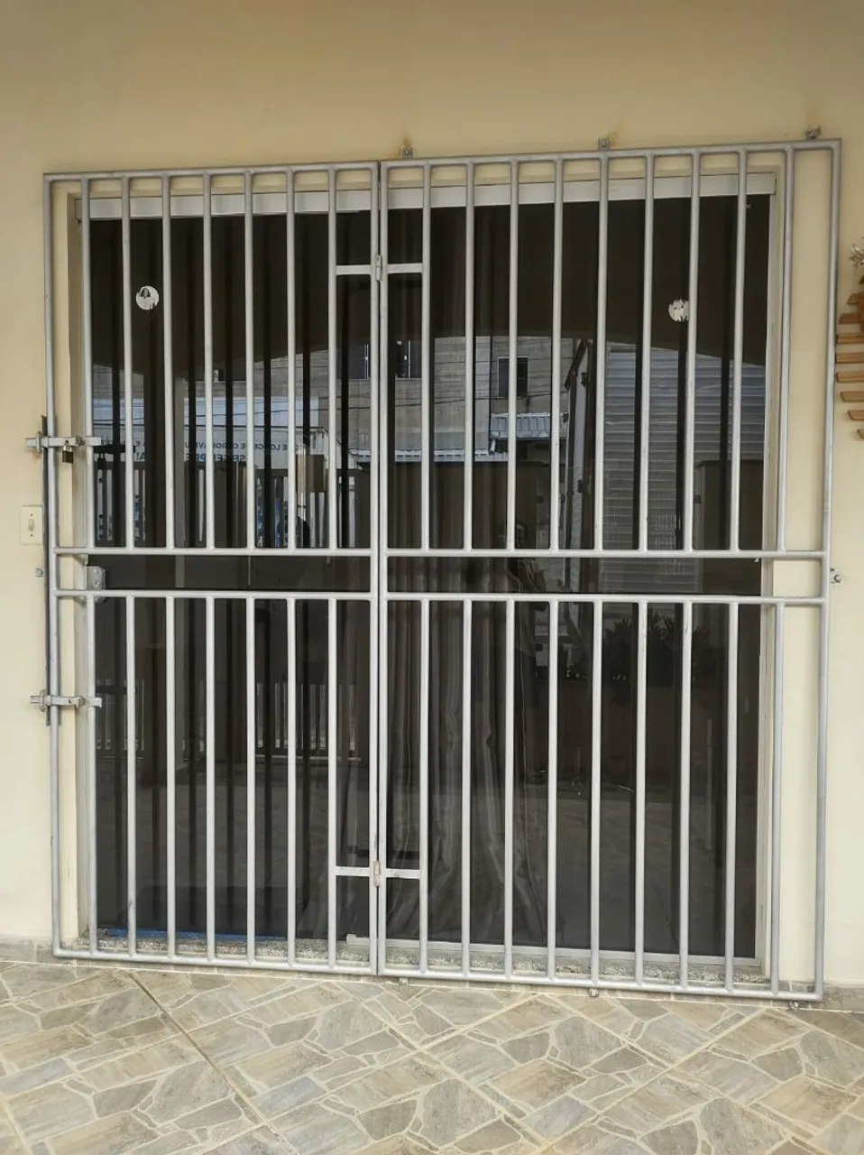 Grade de proteção para porta