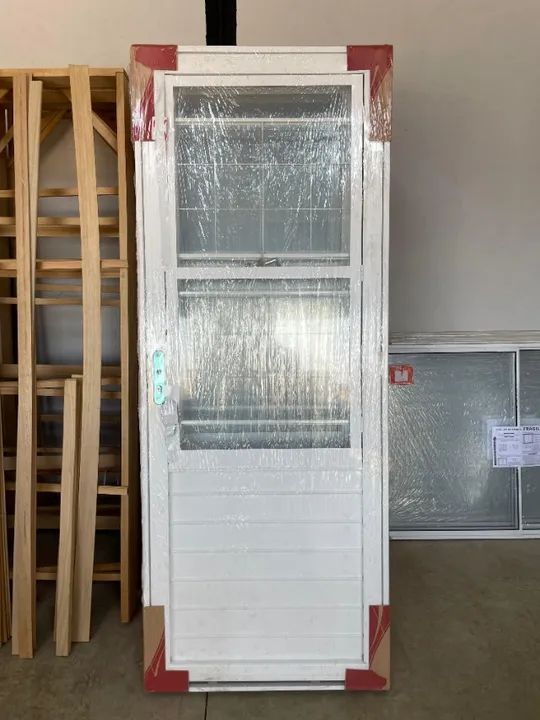 Porta c/ Vidro e Grade Reforçada