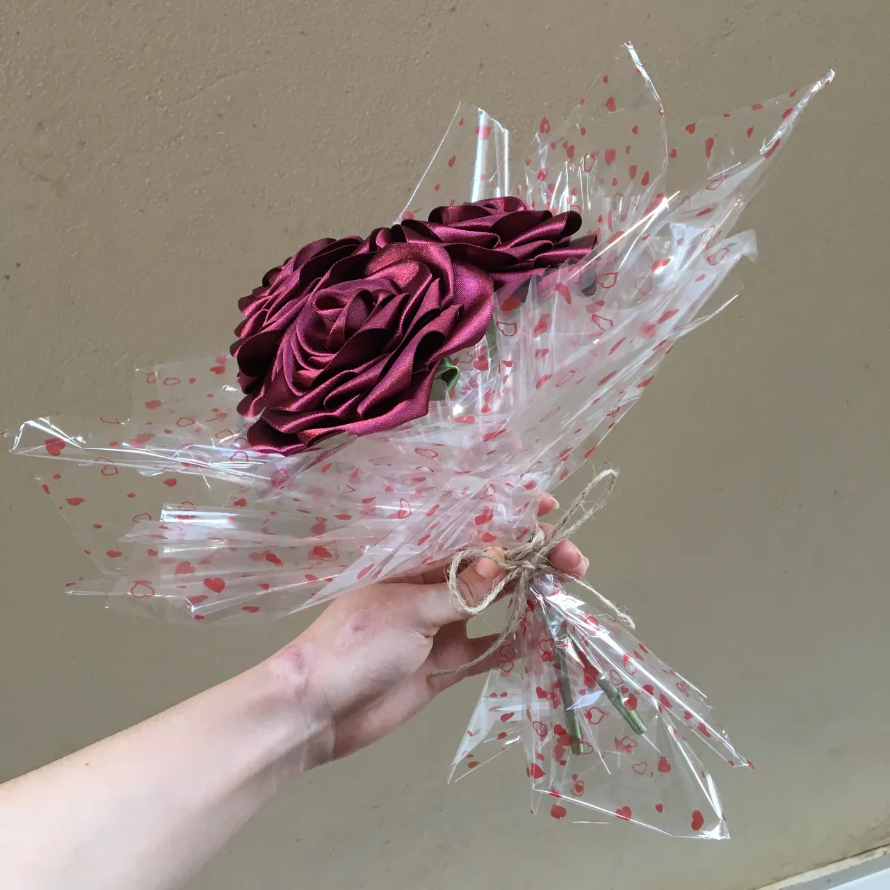 Buquê de rosas de tecido artesanal em cetim