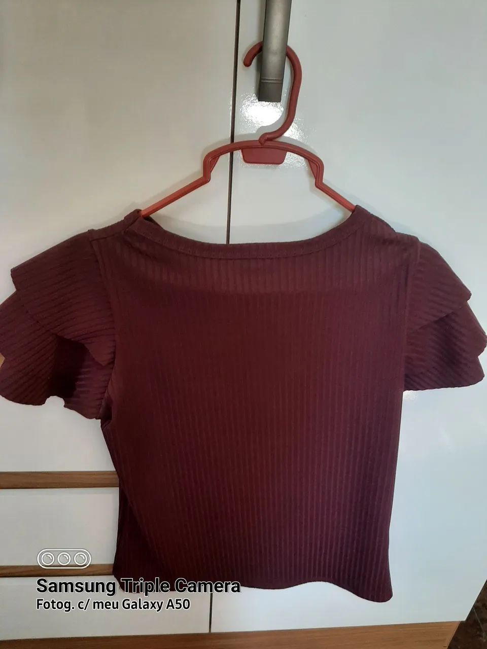 Blusa vinho escuro.