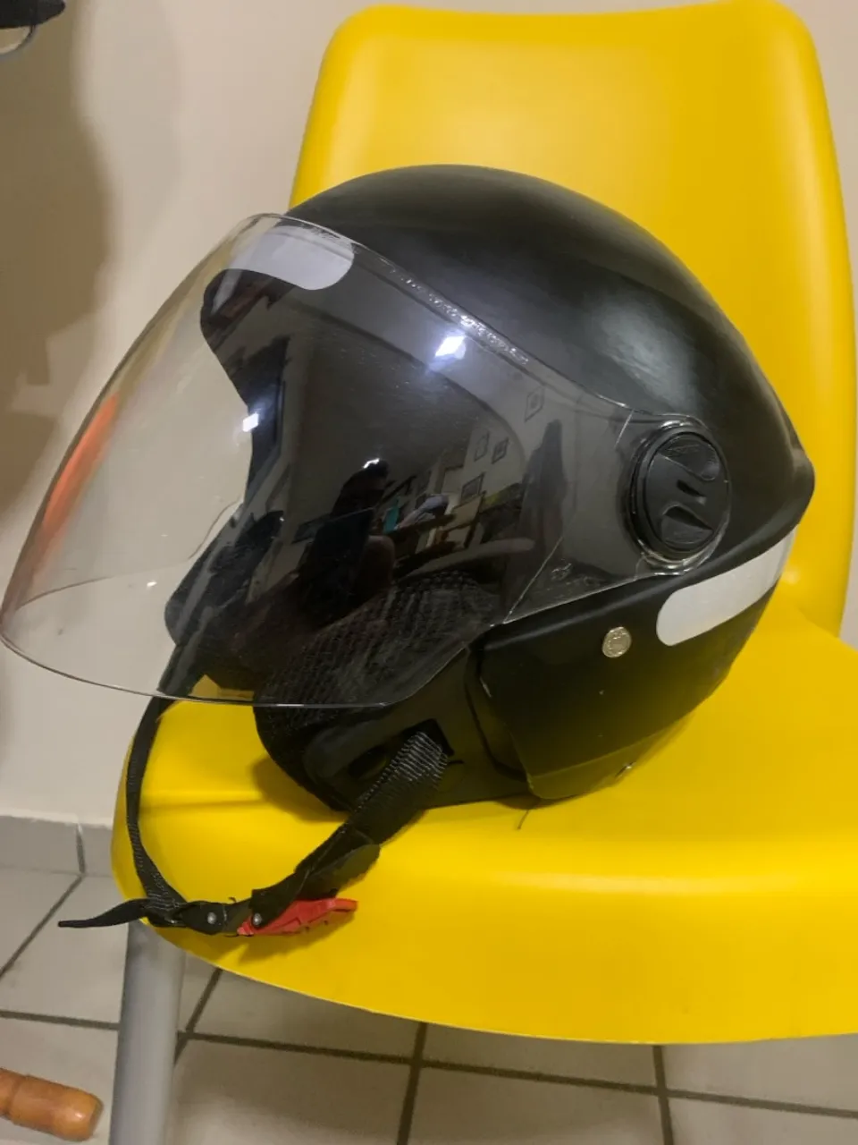 Capacete de moto preto com viseira