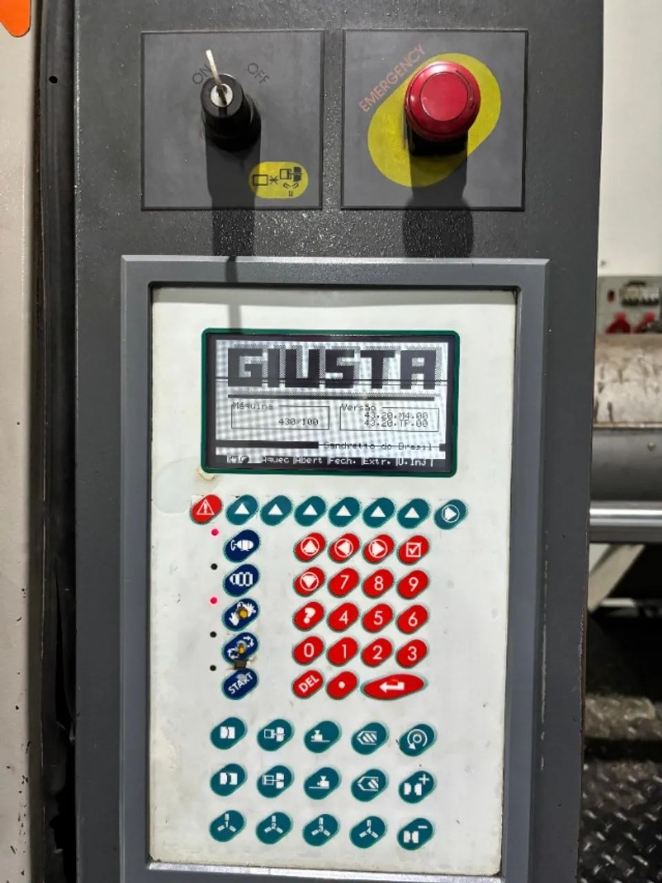 Injetora Plásticos Sandretto 100 Ton - Foto 3