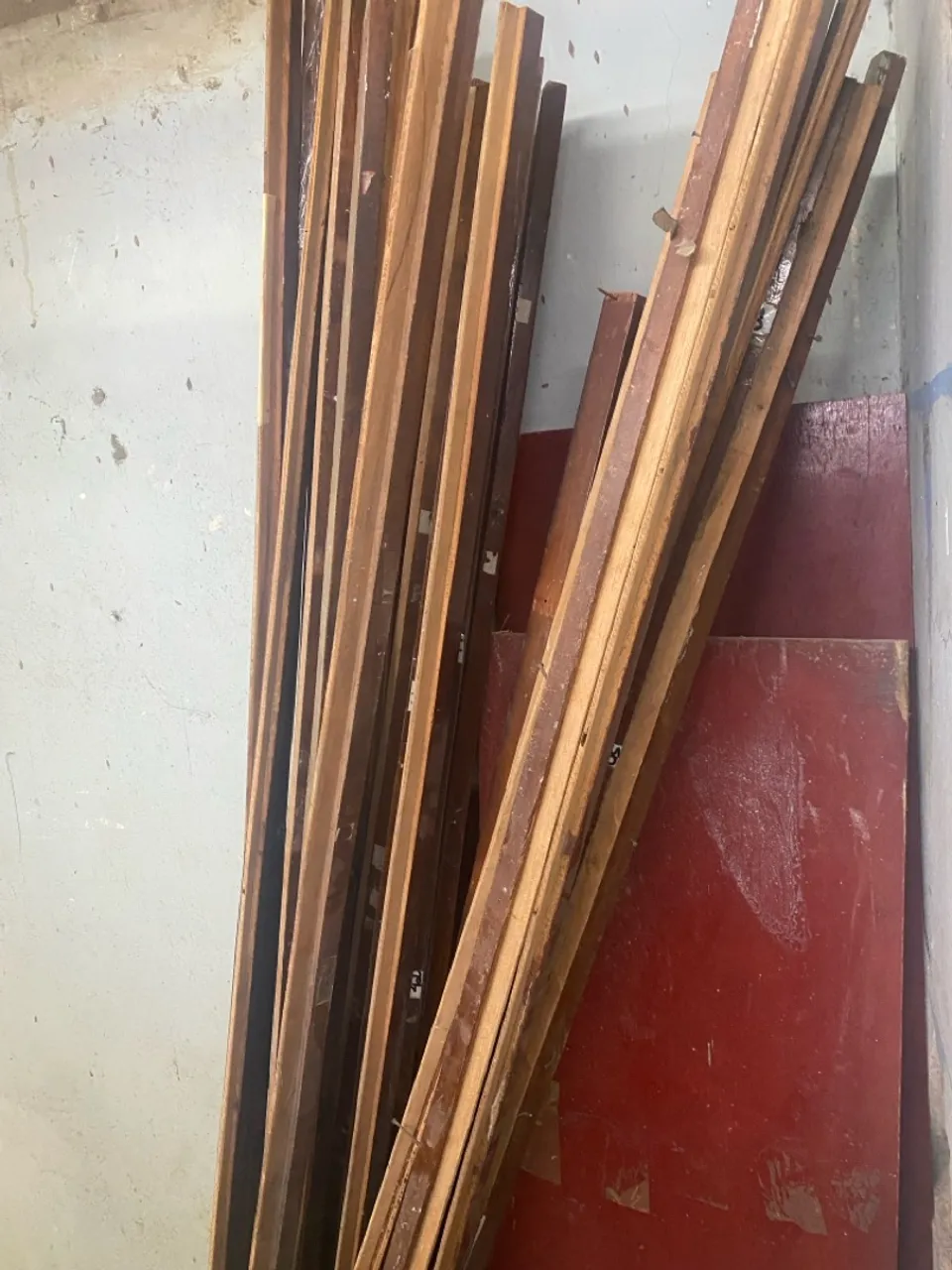 Madeiras para construção e Muitas madeiras à venda a um preço muito barato