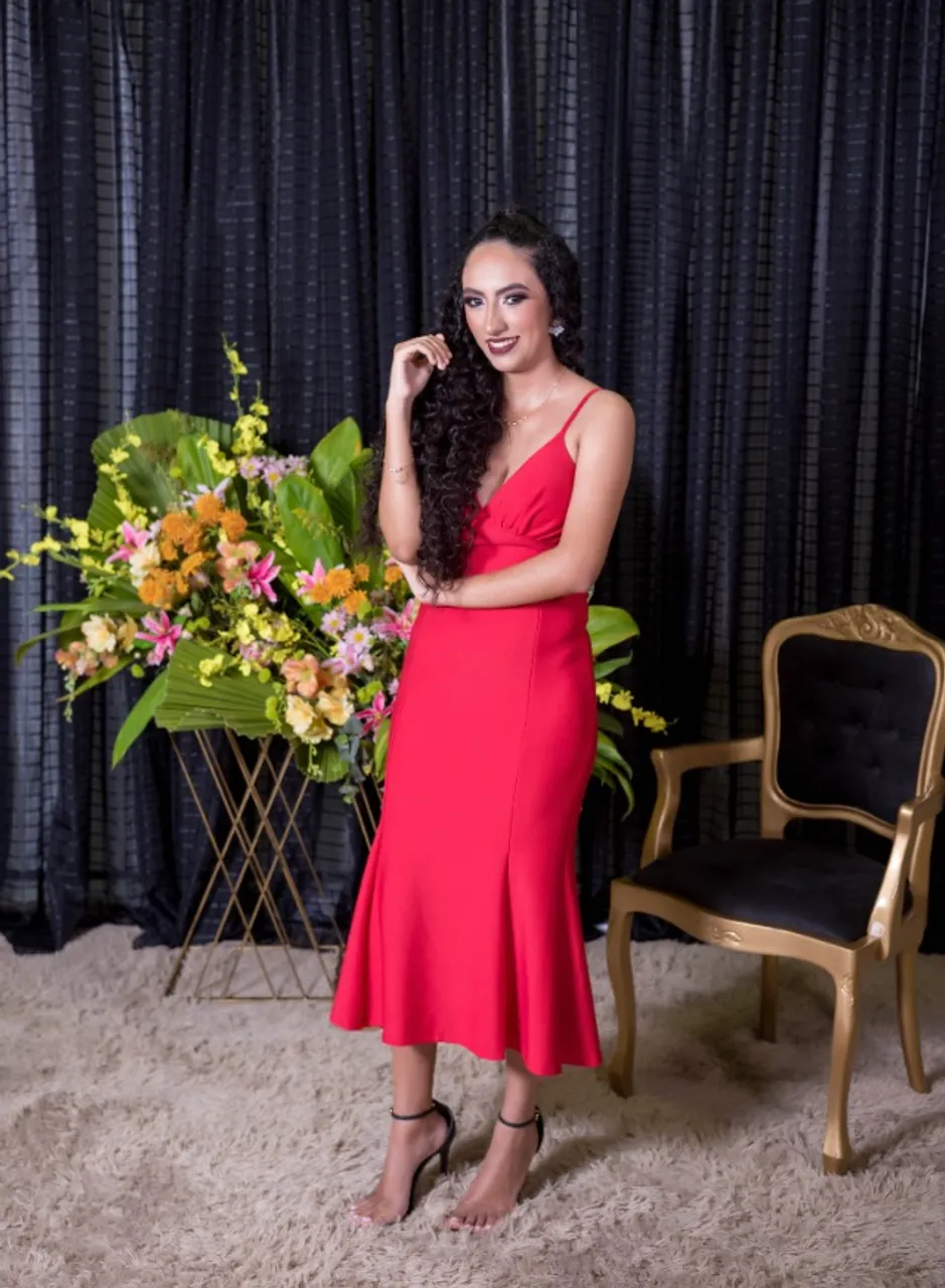 Vende -se esse vestido novinho da minha formatura usado apenas uma fez .