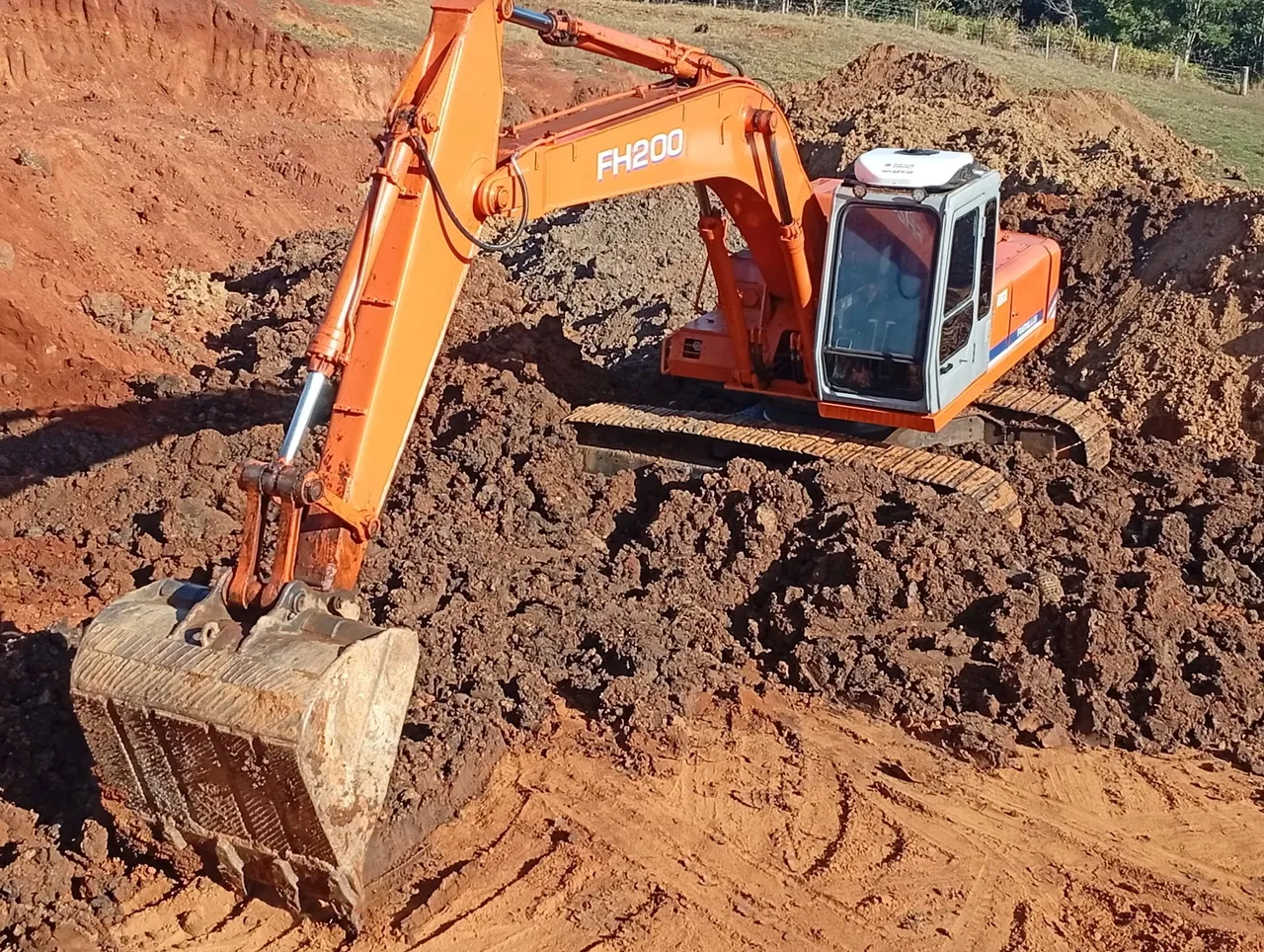 Escavadeira FH 200