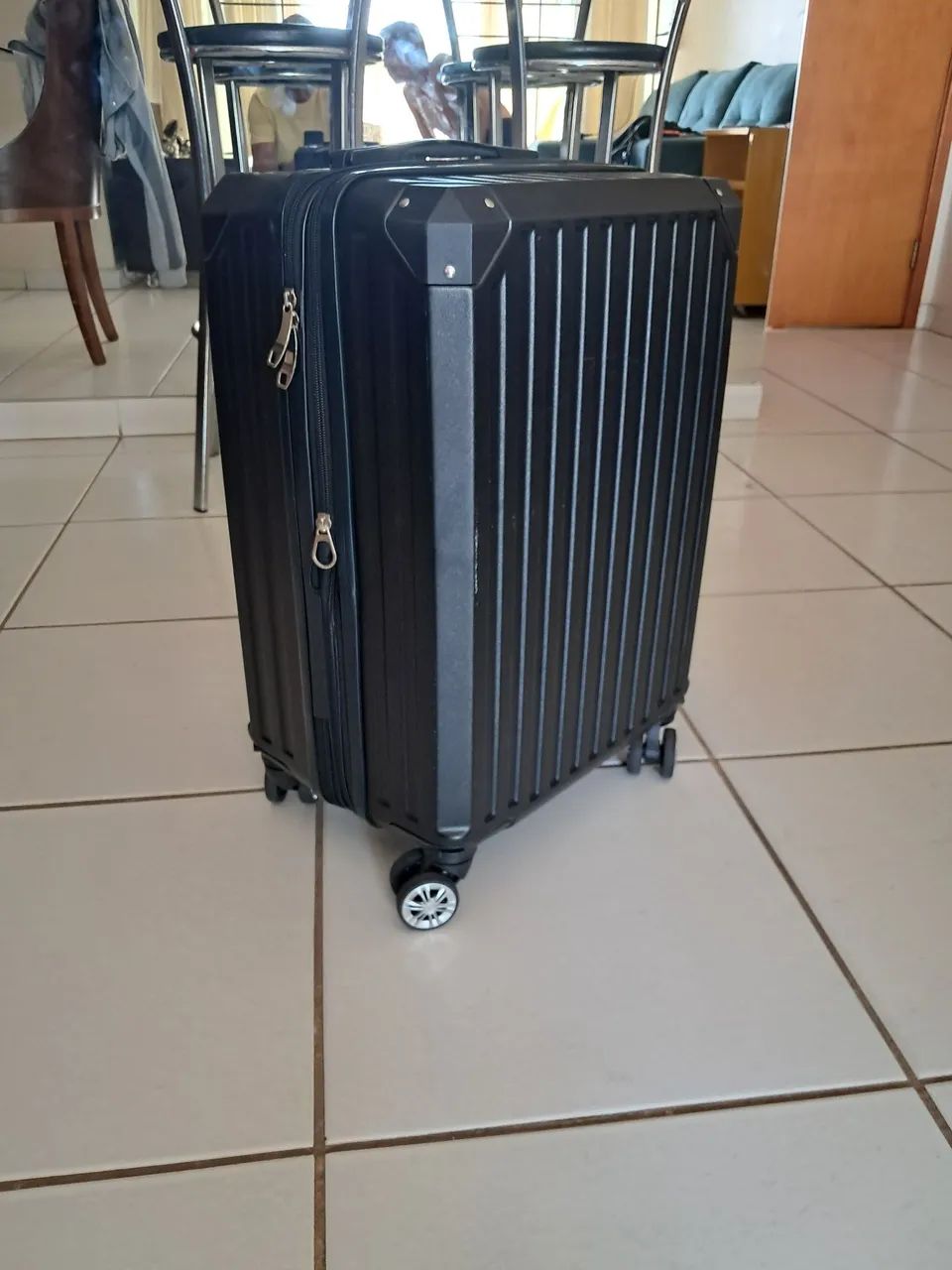 Mala de Viagem Preta Rígida - Semi-Nova (Usada apenas 1 vez!) + Extensor