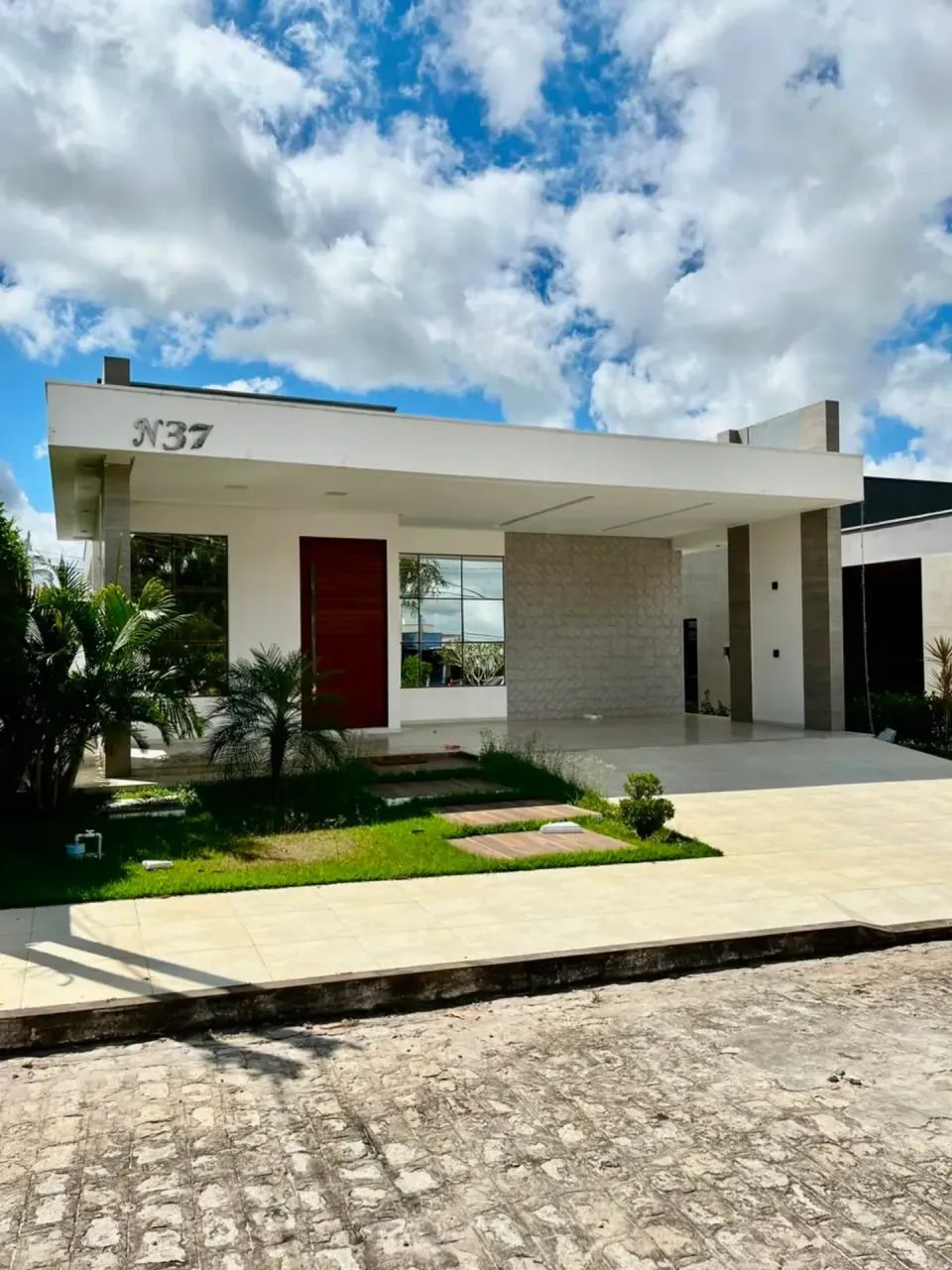 Imóvel para aluguel possui 220 metros quadrados com 4 quartos - Foto 2