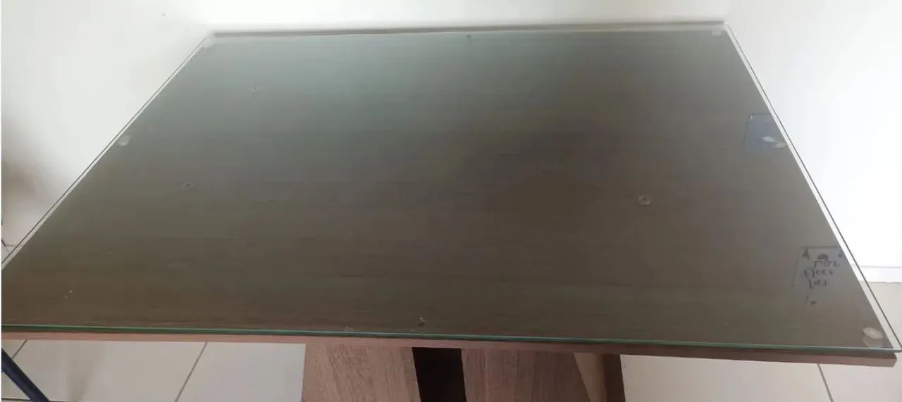 Mesa de madeira com tampo de vidro 