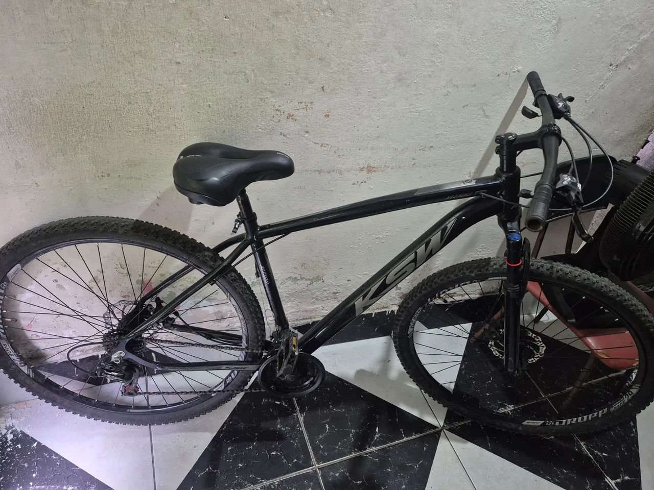 Bicicleta KSW aro 29 quase nova so com 2 meses de uso - Foto 3