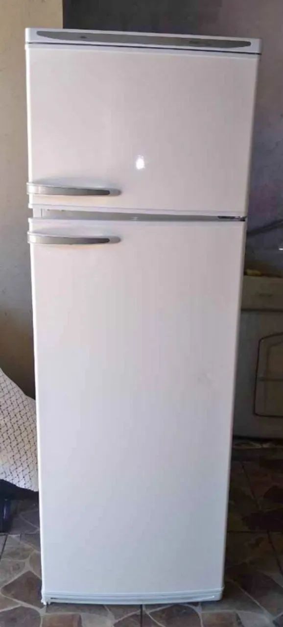 Geladeira Dako gelando muito ( leia o anúncio)