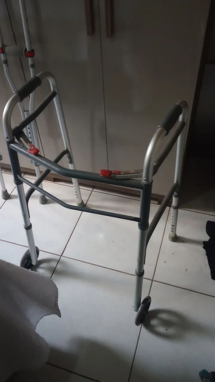 ANDADOR E MULETAS VENDE-SE