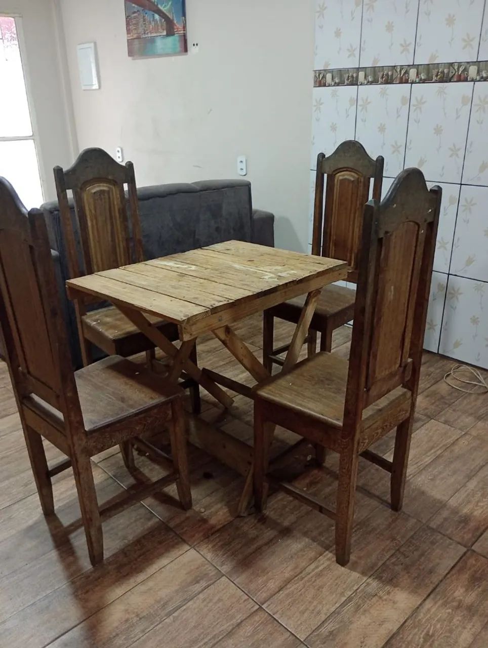 4 cadeiras de madeira e uma mesa de palet 