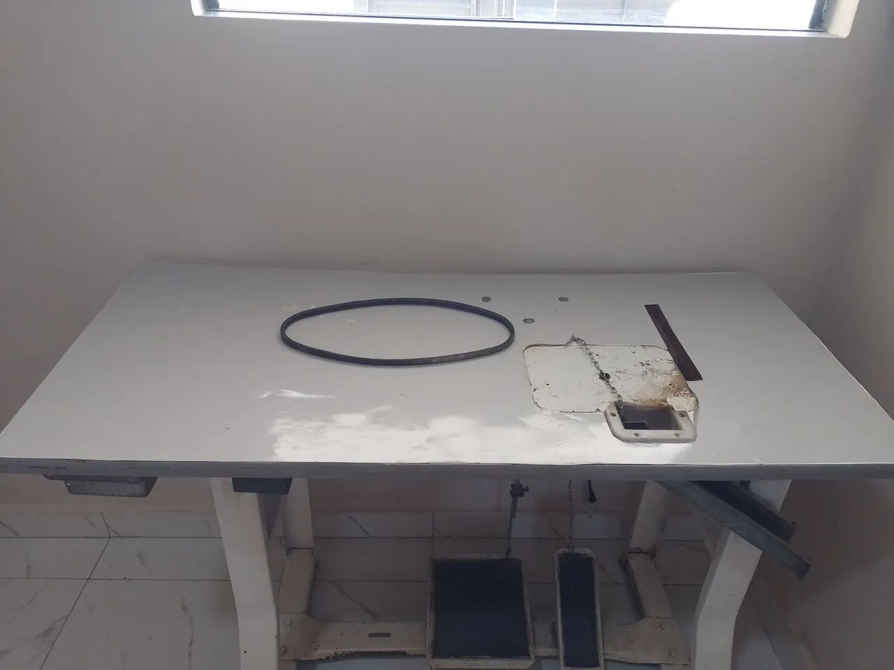 Mesa c/ motor p/ Overlock Semi-industrial usada - Foto 4