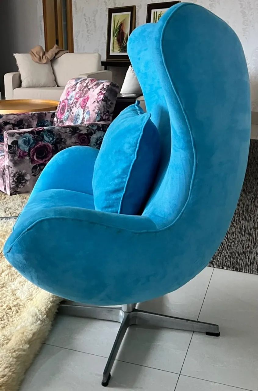 Poltrona Egg Giratória Azul com Almofada - Excelente Estado - Foto 3