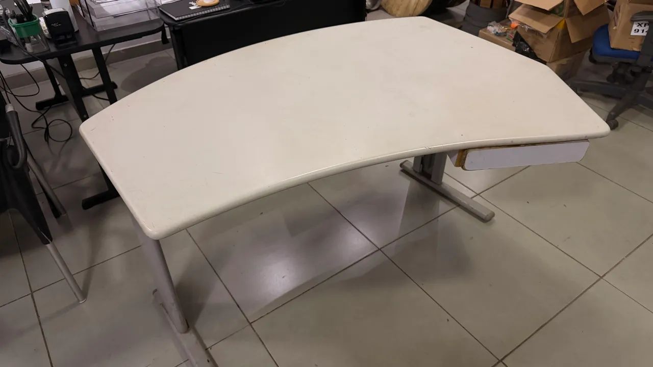 Mesa de escritório com gaveta - Foto 2