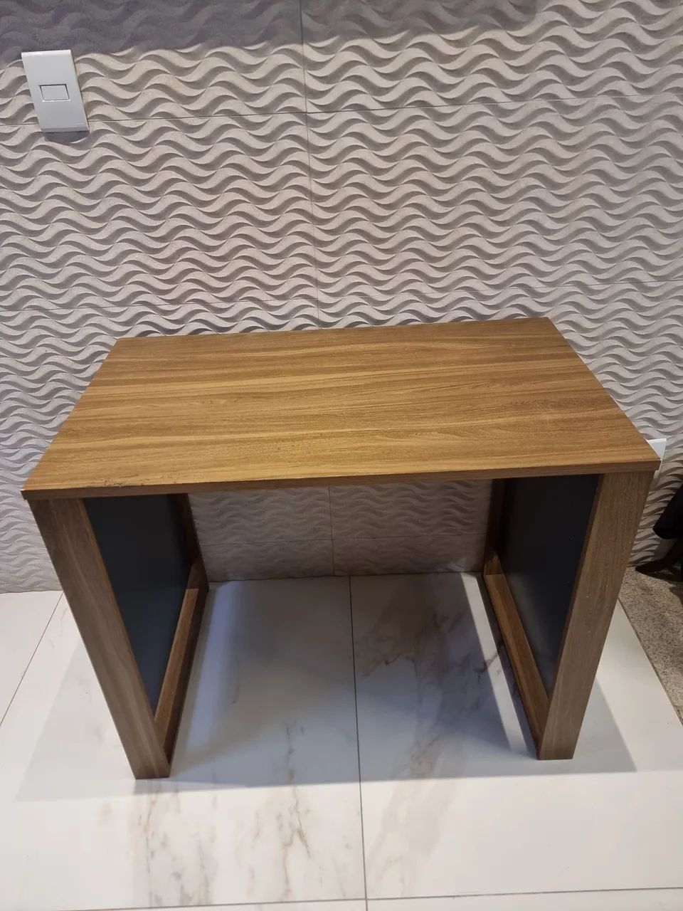 Mesa de Escritório / Escrivaninha Compacta em MDF - Excelente Estado